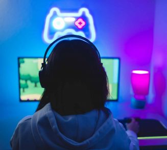 gamer girlplaying and streaming